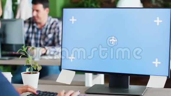 白人商业女性在办公室里用电脑打字视频的预览图
