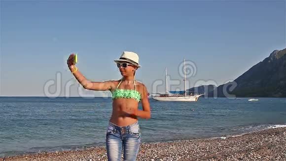 在地中海海滩自拍的年轻女孩视频的预览图