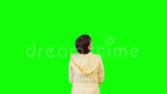 女人的特写打开一把伞绿色屏幕视频的预览图