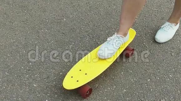 十几岁的女孩不停地玩滑板视频的预览图