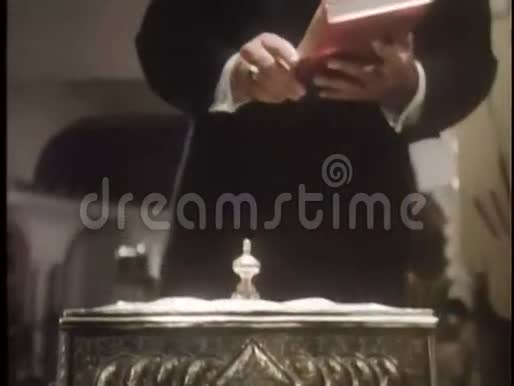 人拿起古兰经阅读视频的预览图