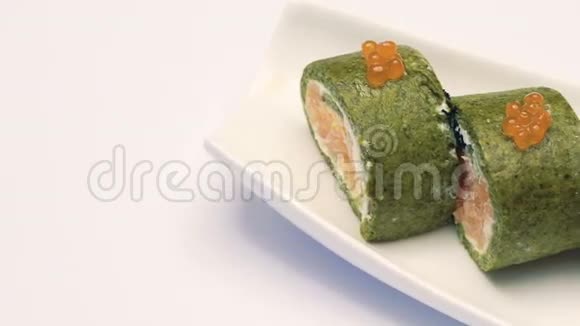 一部分美味的鱼子酱寿司视频的预览图