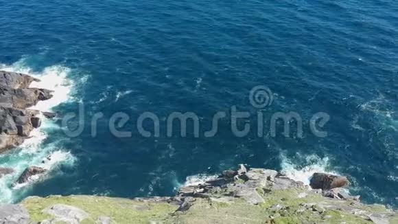 爱尔兰西海岸深蓝色海水从上面的空中飞行视图视频的预览图