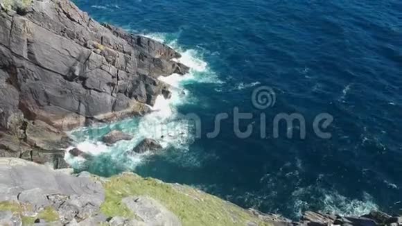 爱尔兰西海岸深蓝色海水从上面的空中飞行视图视频的预览图