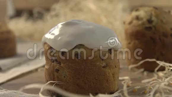 制作甜面包传统复活节庆祝蛋糕视频的预览图