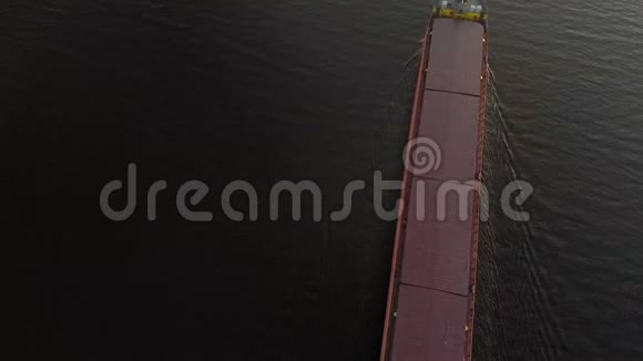 河上的驳船夏日空中射击视频的预览图