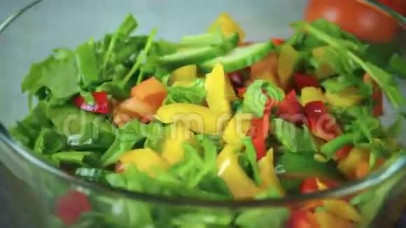 新鲜蔬菜沙拉绕一圈旋转视频的预览图