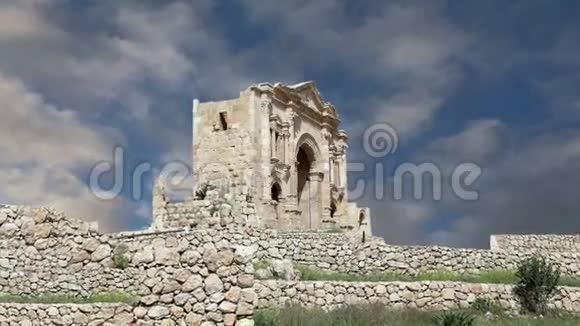 哈德里安的拱门位于杰拉萨杰拉什是为了纪念哈德里安皇帝在公元129130年约旦对杰拉什的访问而建造的视频的预览图