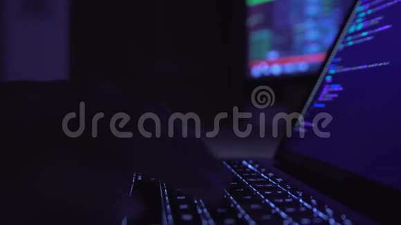 男性黑客在黑暗的办公室里用电脑工作视频的预览图