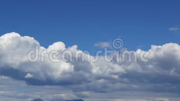 云在蓝色背景上的运动视频的预览图