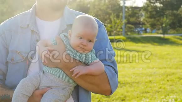 快乐的父亲抱着他的儿子日落视频的预览图