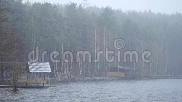 码头临湖林湖岸雨雪湖的镜面森林被第一片覆盖视频的预览图