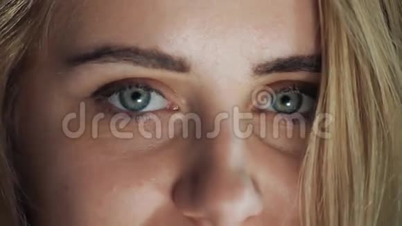 金发女孩的特写眼睛视频的预览图