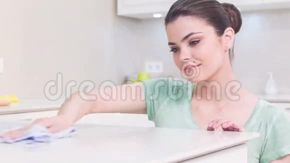 女人在厨房洗衣服视频的预览图