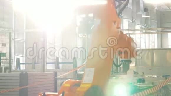 自动化现代工业机器人手臂在工厂设施工作视频的预览图