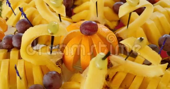 正宗自助餐各种新鲜水果浆果和柑橘类水果视频的预览图