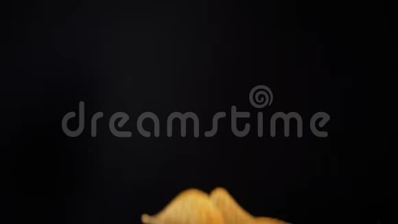 薯片自由落在黑色背景上视频的预览图