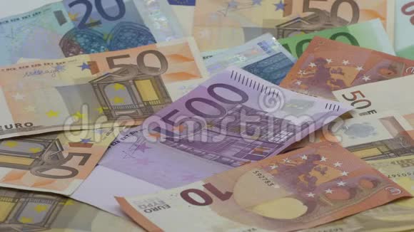 缓慢的欧元运动正在下降不同价值的钞票欧元现金视频的预览图