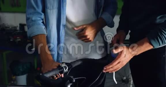 机修车间修理自行车视频的预览图