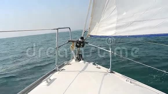 帆船航行视频的预览图