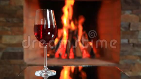 壁炉旁有红酒的酒杯视频的预览图