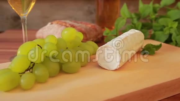 带有白葡萄酒葡萄和面包的山羊奶酪视频的预览图