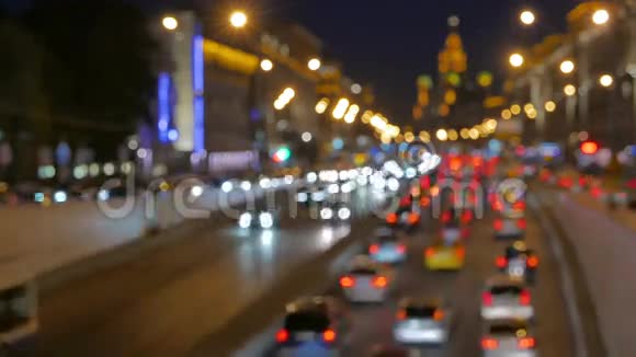 离焦和快速视频汽车在市中心的隧道外行驶视频的预览图