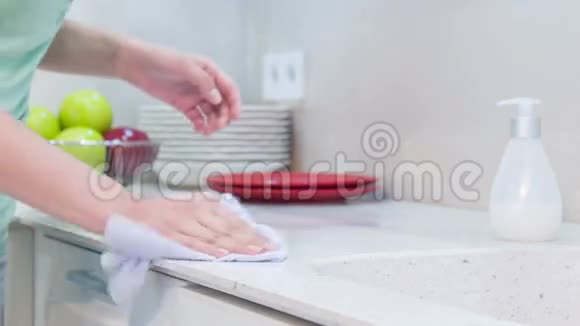 女人在厨房洗衣服视频的预览图