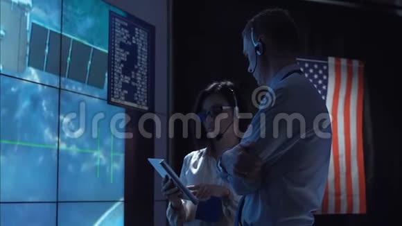 在太空飞行中心交流的人视频的预览图