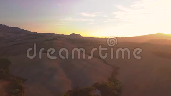 意大利托斯卡纳的典型丘陵景观空中景观视频的预览图