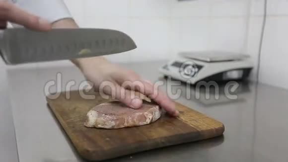 厨师准备和喷牛排视频的预览图