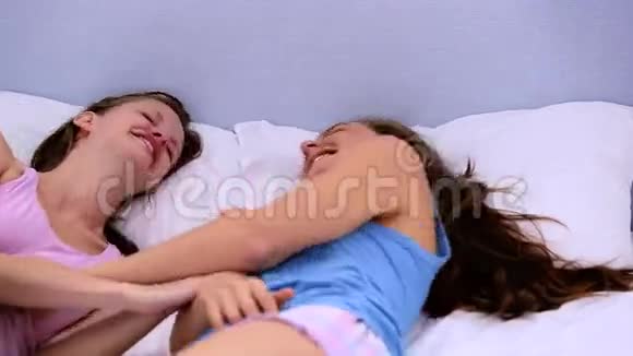 女孩们在床上互相挠痒痒视频的预览图