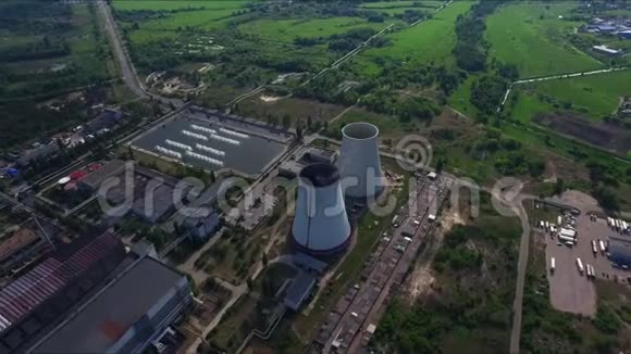水力发电站上的工业管道工厂工业烟囱的鸟瞰图视频的预览图