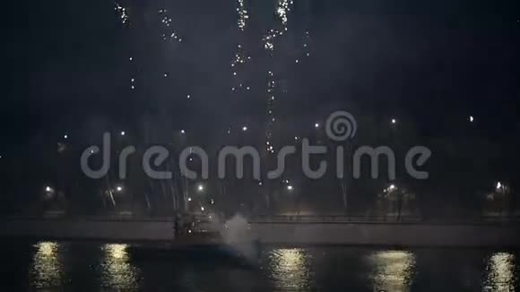 从莫斯科河上的船上敬礼视频的预览图