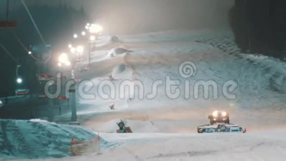 雪猫在滑雪坡工作视频的预览图