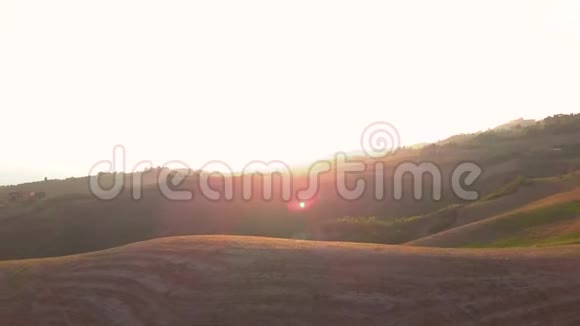 意大利托斯卡纳的典型丘陵景观空中景观视频的预览图