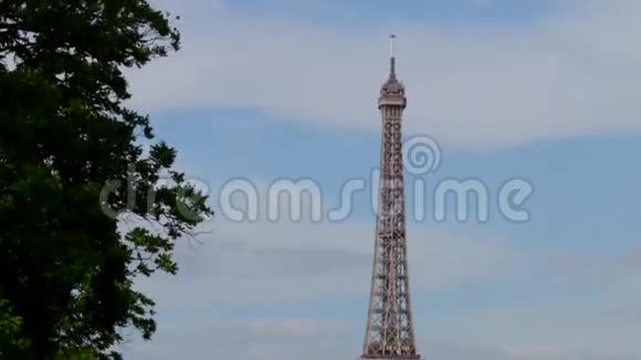 巴黎早上有桥和河的埃菲尔铁塔垂直平底锅视频的预览图