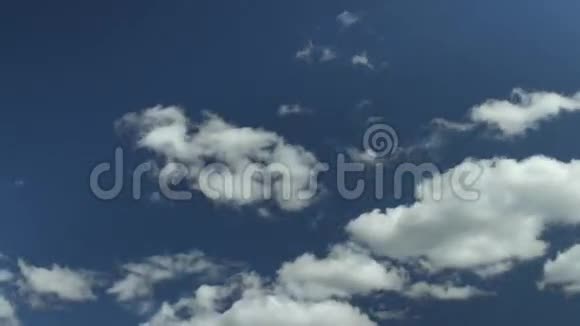 蓝天上的白云演变视频的预览图