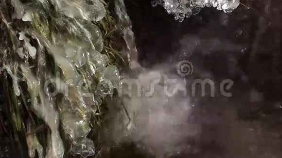 冬季泉水的细节视频的预览图