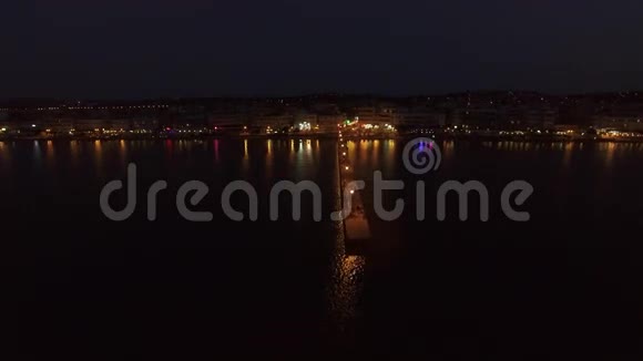 海滨度假胜地和码头的空中夜景视频的预览图