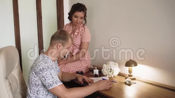 年轻漂亮的一对夫妇在早上为他们的室内婚礼做准备慢动作视频的预览图