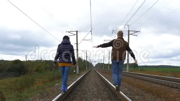 两个人在铁轨上行走视频的预览图
