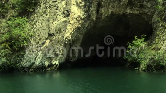 地下河洞入口视频的预览图