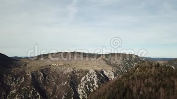 法国奥西塔尼的比利牛斯山鸟瞰图视频的预览图