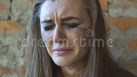 美丽悲伤的女人在大楼里痛哭4K视频的预览图