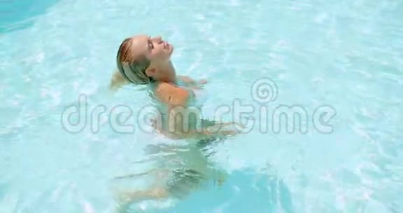 泳池里的女人挽着脖子视频的预览图