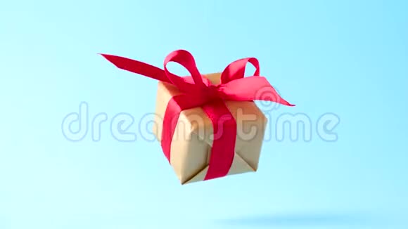 礼品盒红色丝带在蓝色背景上旋转360度旋转零重力悬浮共空间概念销售d视频的预览图