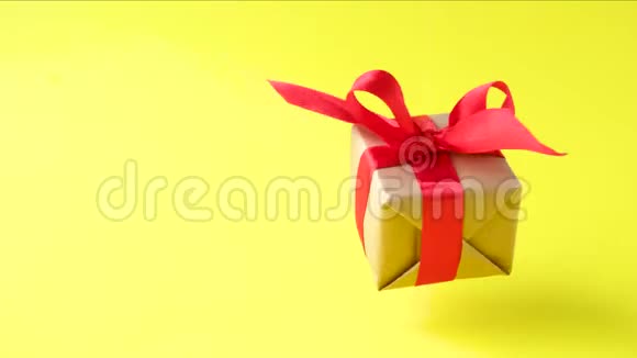 礼品盒红色丝带在黄色背景上旋转360度旋转零重力悬浮共空间概念销售d视频的预览图