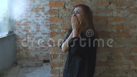 美丽悲伤的女人在大楼里哭泣视频的预览图