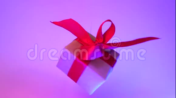 礼品盒红色丝带旋转霓虹灯背景360度旋转零重力悬浮共空间概念销售d视频的预览图